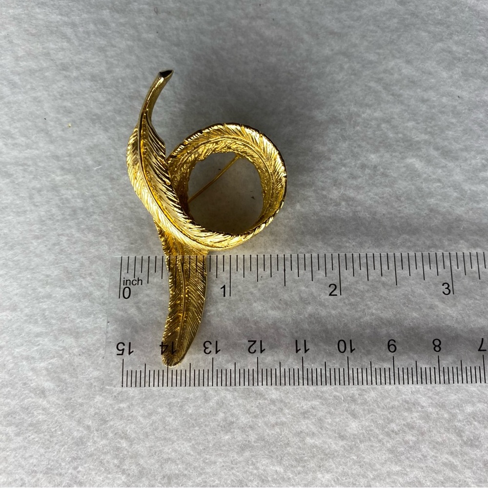 Elegant Gold tone Swirl Feather Brooch Pin lapel - Picture 10 of 11